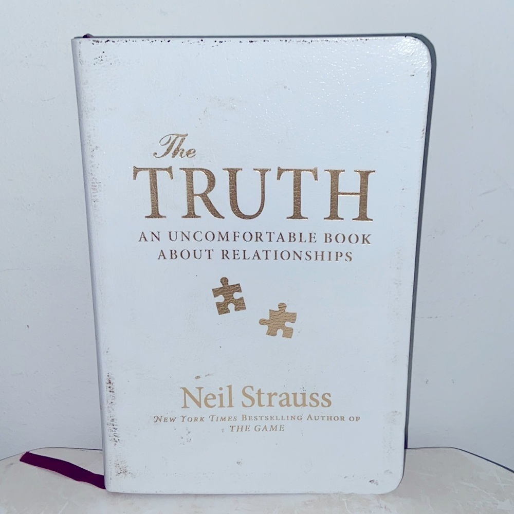 The Truth 📚 an uncomfortable book about relationships ✍️ Neil Strauss​​​​